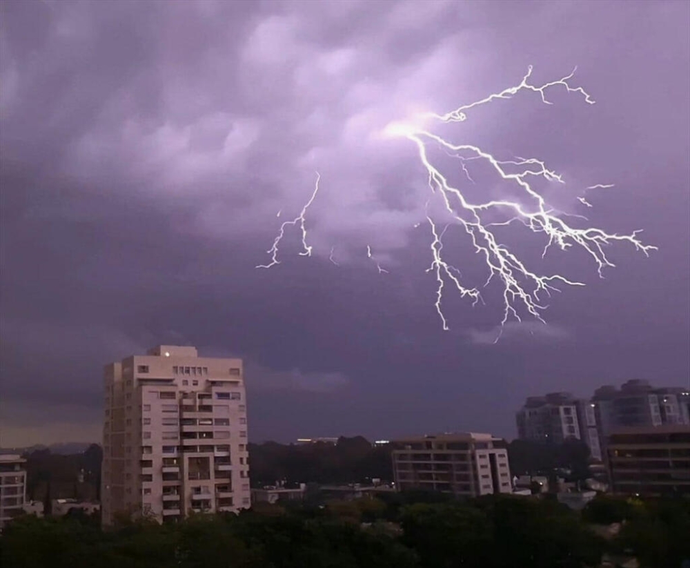 حالة الطقس.. استمرار الأمطار الرعدية ورياح مثيرة للأتربة والغبار