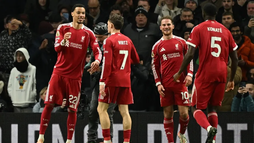 تغييرات سلوت تمنح ليفربول فوزاً مثيراً على 9 لاعبين من توتنهام في غياب صلاح